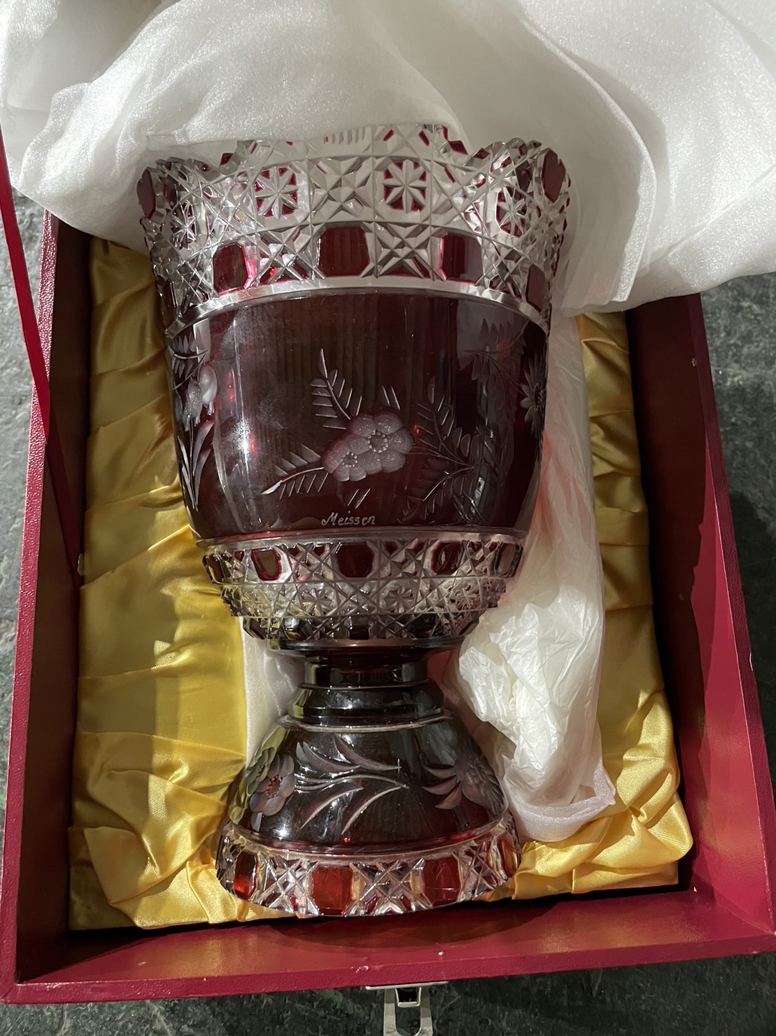 兵庫県芦屋市のお客様より、マイセンクリスタルの花瓶をお買取りいたしました。