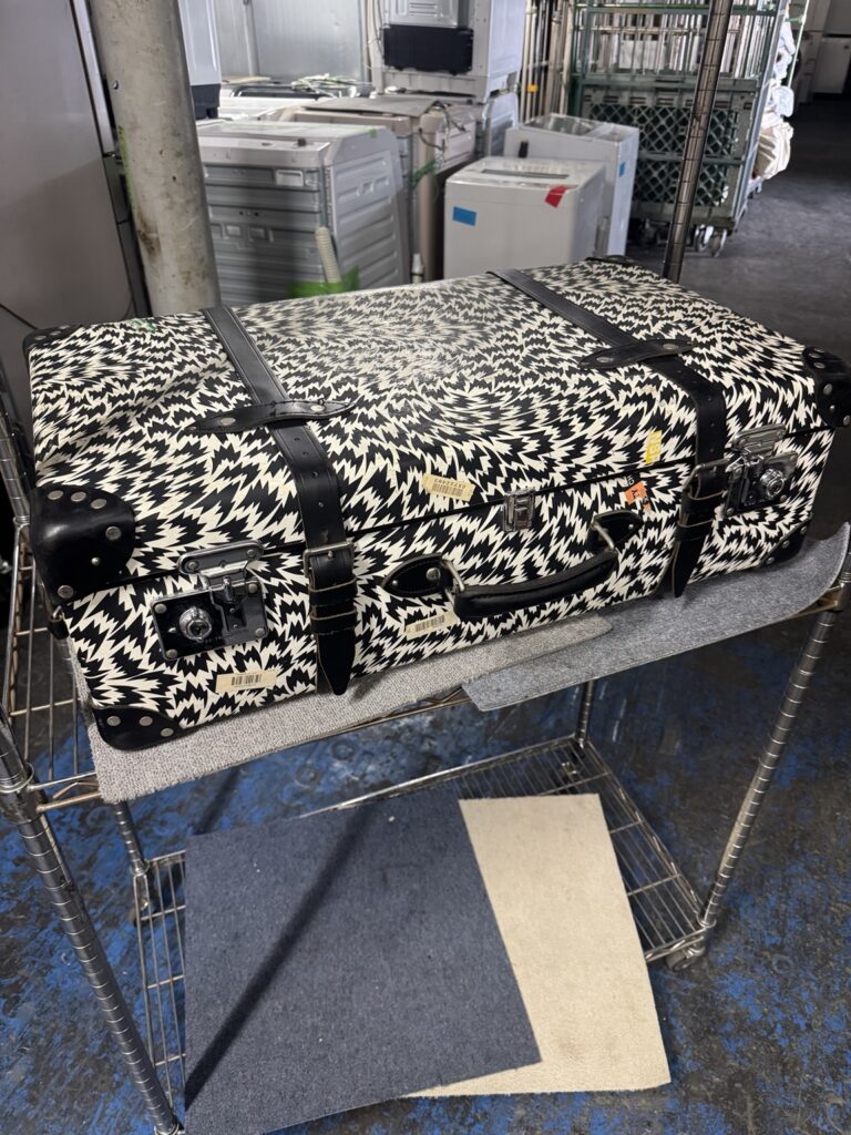 （大阪　家具　買取）大阪府大阪市旭区のお客様にてGLOBE-TROTTER（グローブ・トロッター）のコラボ商品をお買取りいたしました。