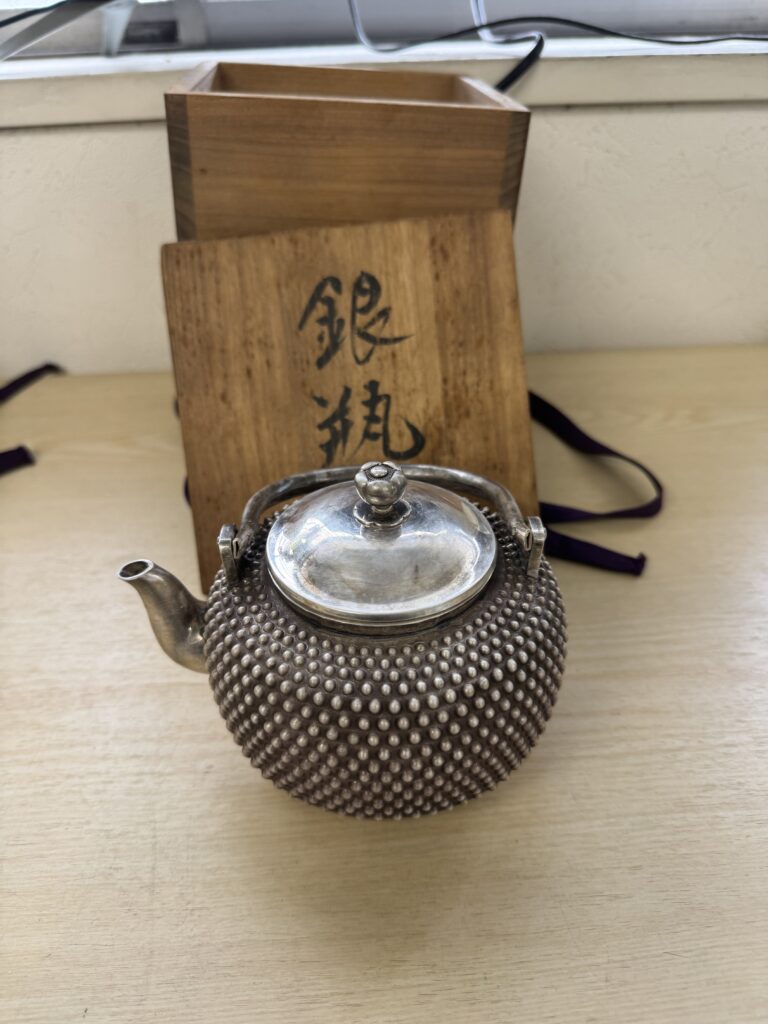 （兵庫　骨董　買取）兵庫県神戸市東灘区のお客さまより、純銀製の銀瓶をお買取りいたしました。
