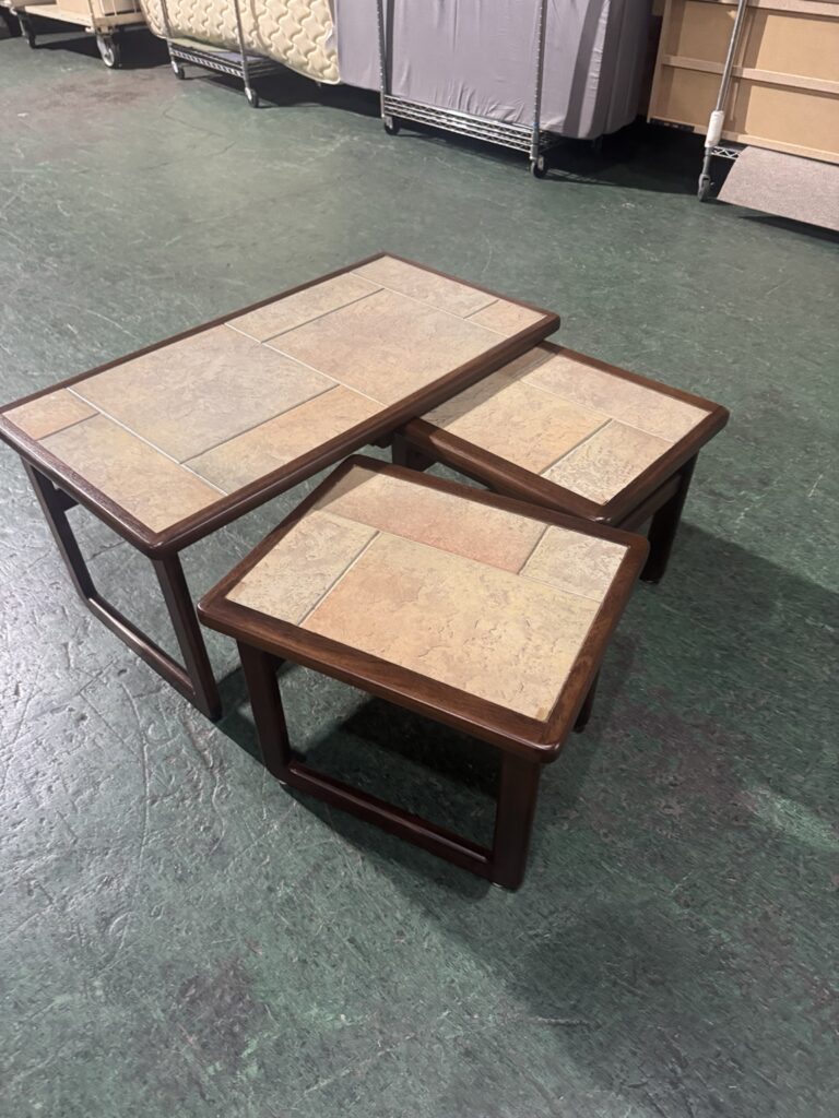 兵庫　家具　買取）芦屋市のお客様より、AnBerCraft（アンバークラフト）のヴィンテージテーブル3点セットをお買取りさせていただきました。